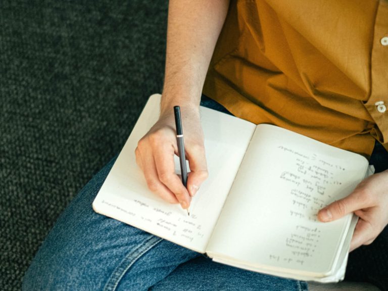 Person führt eine Checkliste