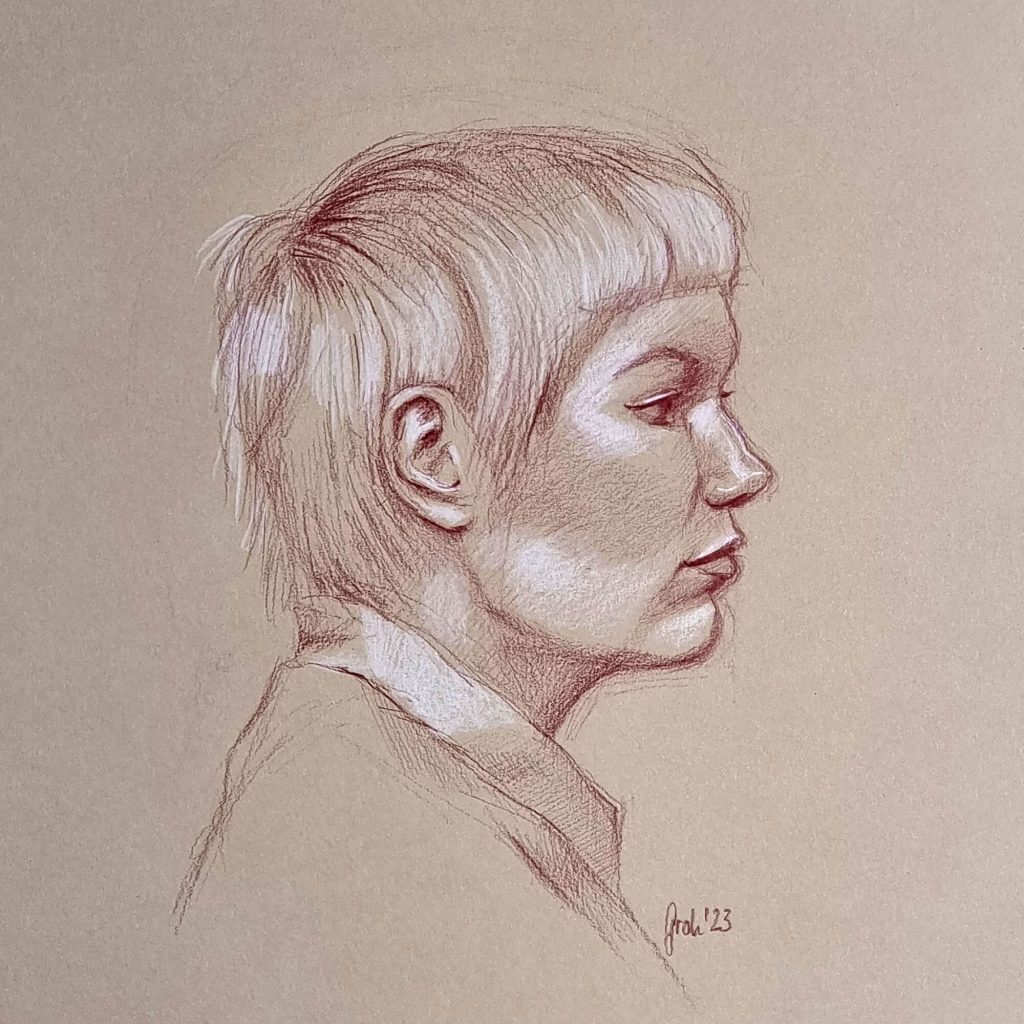 Seitenprofil einer Frau mit kurzem Haar