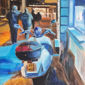 Ölgemälde einer urbanen Nachtszene mit einem hellblauen Motorroller vor einem blau erleuchteten Schaufenster und Passanten im Hintergrund.