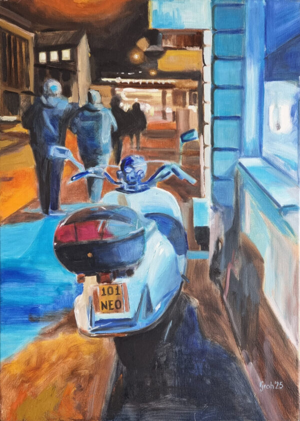 Ölgemälde einer urbanen Nachtszene mit einem hellblauen Motorroller vor einem blau erleuchteten Schaufenster und Passanten im Hintergrund.