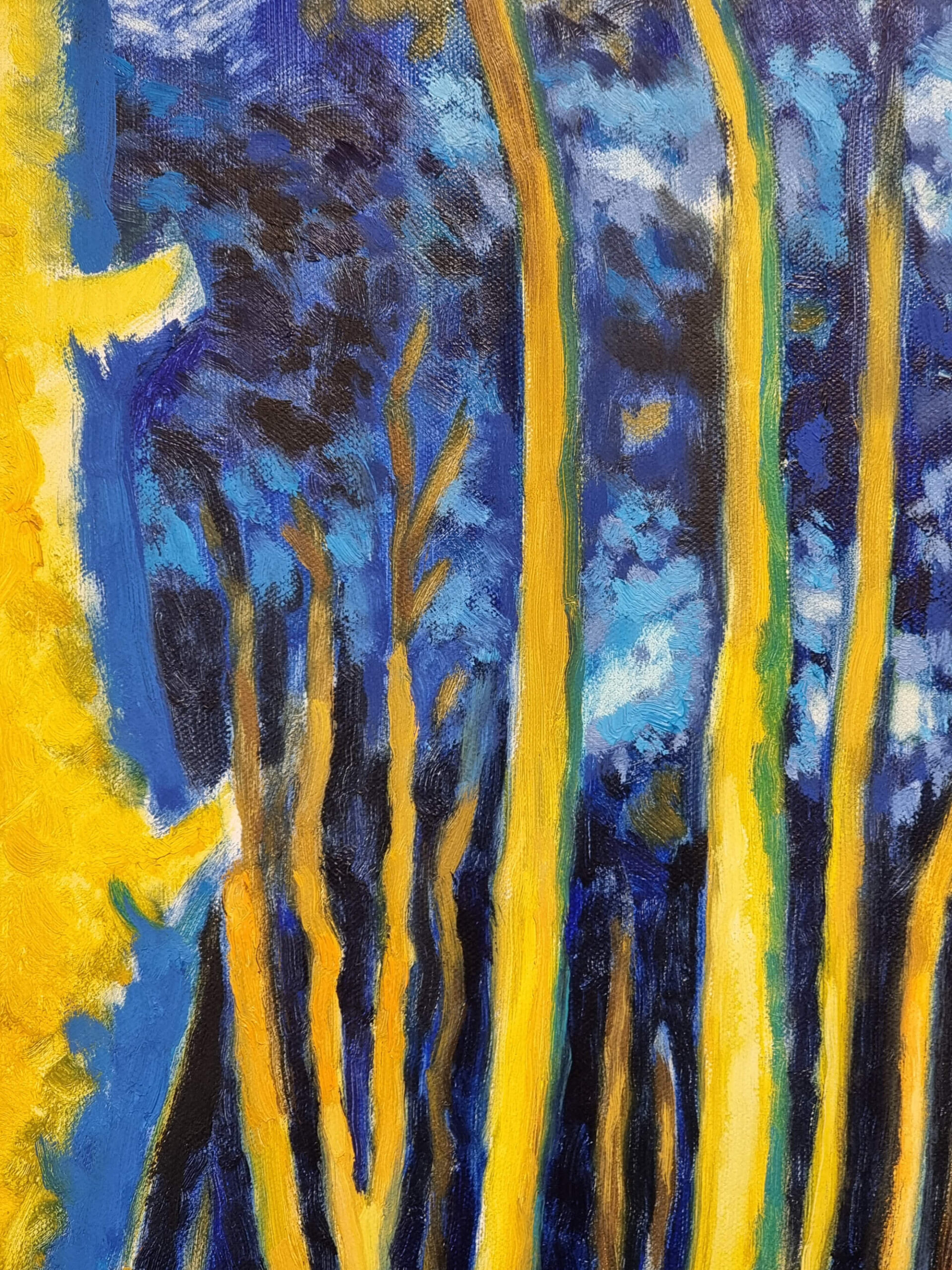 Hexenhain: blaue Baumkronen, gelbe Stämme