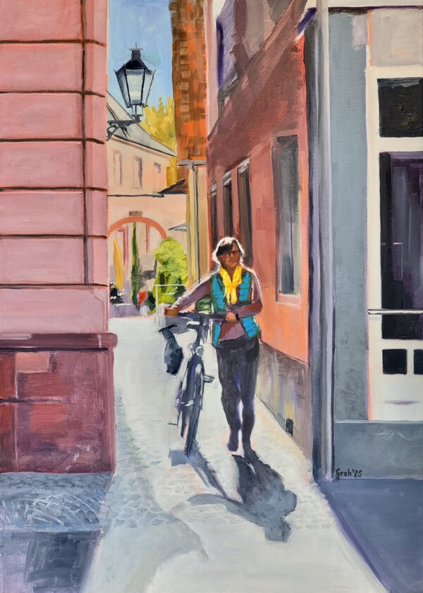 Zeitgenössisches Ölgemälde 'In der Gasse' von Arne Groh: Eine figurative Darstellung einer Person, die ihr Fahrrad durch eine schmale Gasse schiebt.