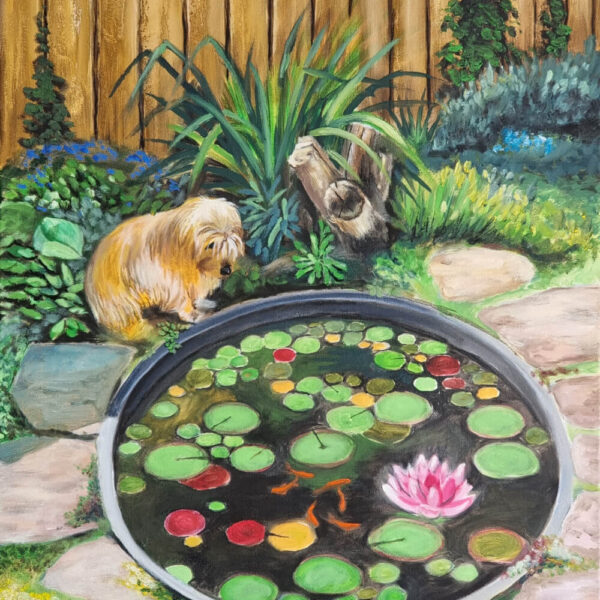 Original Ölgemälde "Der Hund und die Fische" (70x50 cm, 2025) von Groh. Ein kleiner, wuscheliger Hund sitzt an einem runden Gartenteich und beobachtet Goldfische zwischen Seerosen und einer rosa Blüte. Der Hintergrund zeigt einen Holzzaun und Gartenpflanzen.