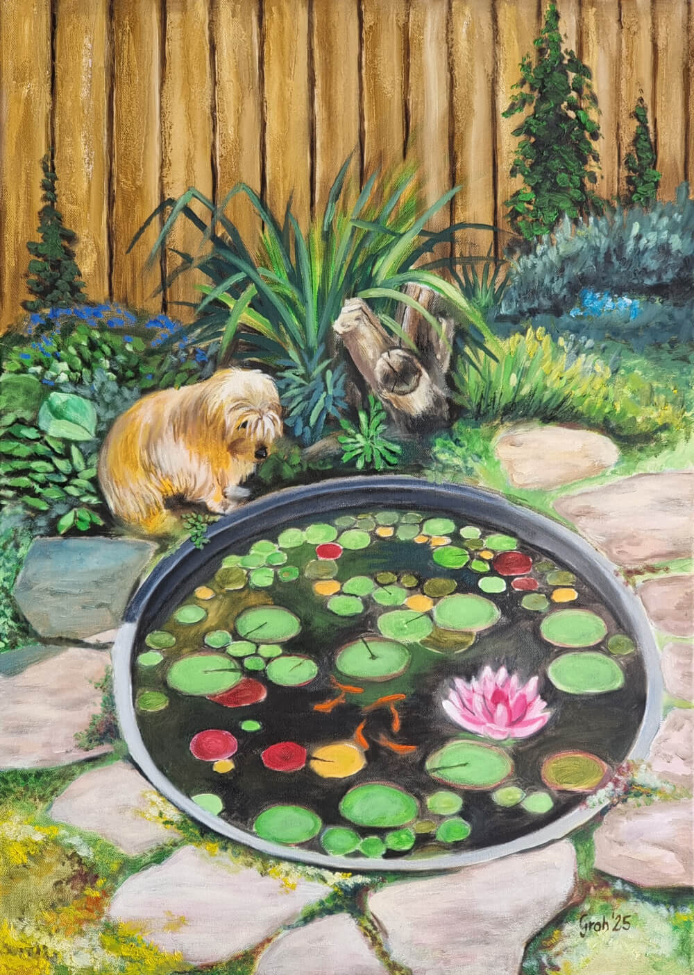 Original Ölgemälde "Der Hund und die Fische" (70x50 cm, 2025) von Groh. Ein kleiner, wuscheliger Hund sitzt an einem runden Gartenteich und beobachtet Goldfische zwischen Seerosen und einer rosa Blüte. Der Hintergrund zeigt einen Holzzaun und Gartenpflanzen.