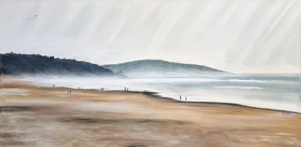 Weitwinkel-Ölgemälde einer nebligen Strandlandschaft in der Normandie. Im Vordergrund nasser Sand in Ocker- und Brauntönen, dahinter das diffuse Meer unter grauem Himmel. Am Horizont dunstige Hügel. Mehrere winzige Silhouetten von Spaziergängern sind am Wasser zu erkennen, eine Figur links lässt einen kleinen Drachen steigen. Die Farben sind entsättigt und ruhig.