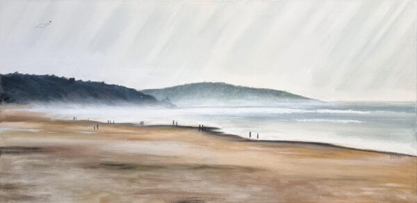 Weitwinkel-Ölgemälde einer nebligen Strandlandschaft in der Normandie. Im Vordergrund nasser Sand in Ocker- und Brauntönen, dahinter das diffuse Meer unter grauem Himmel. Am Horizont dunstige Hügel. Mehrere winzige Silhouetten von Spaziergängern sind am Wasser zu erkennen, eine Figur links lässt einen kleinen Drachen steigen. Die Farben sind entsättigt und ruhig.