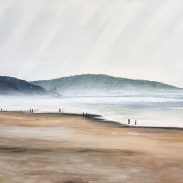Weitwinkel-Ölgemälde einer nebligen Strandlandschaft in der Normandie. Im Vordergrund nasser Sand in Ocker- und Brauntönen, dahinter das diffuse Meer unter grauem Himmel. Am Horizont dunstige Hügel. Mehrere winzige Silhouetten von Spaziergängern sind am Wasser zu erkennen, eine Figur links lässt einen kleinen Drachen steigen. Die Farben sind entsättigt und ruhig.